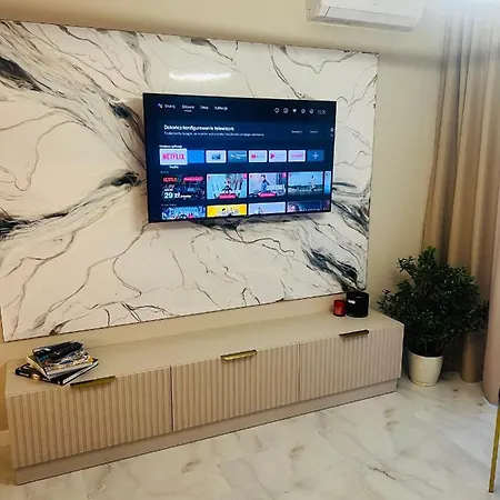Crystal Luxury Apartment With Free Parking In Cracow For 4 Guests-2